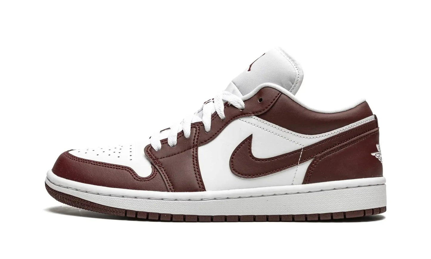 White and burgundy low-top sneaker with Nike swoosh, ideal for women's fashion and casual wear