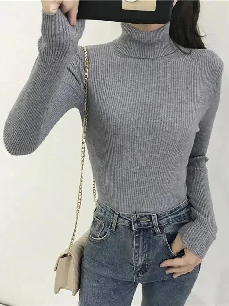 Gray ribbed turtleneck sweater for women, paired with high-waist jeans and chain bag, fashion outfit
