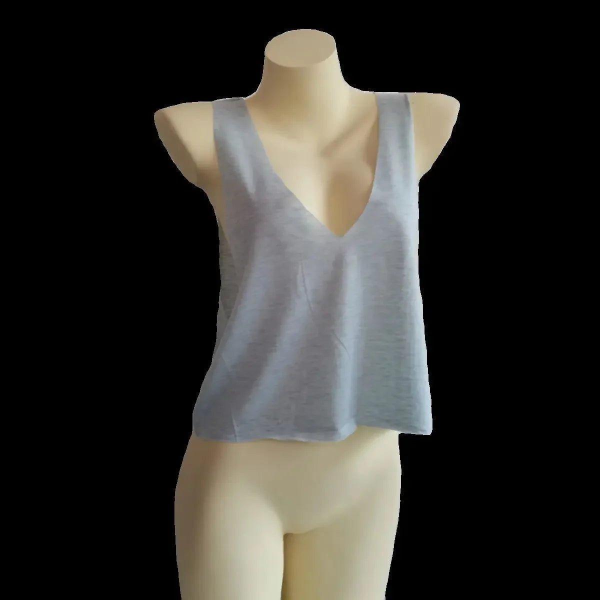 Light gray women's V-neck crop tank top on mannequin, casual fashion wear