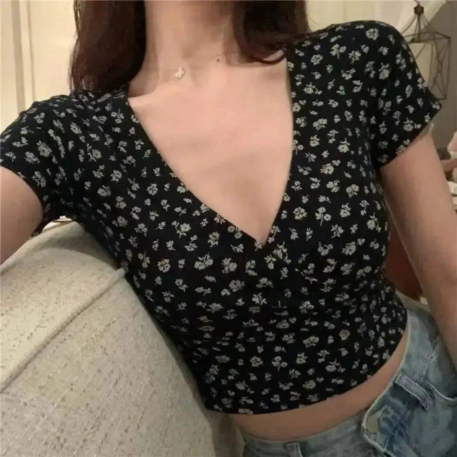 Black floral crop top with V-neck and short sleeves, women's fashion