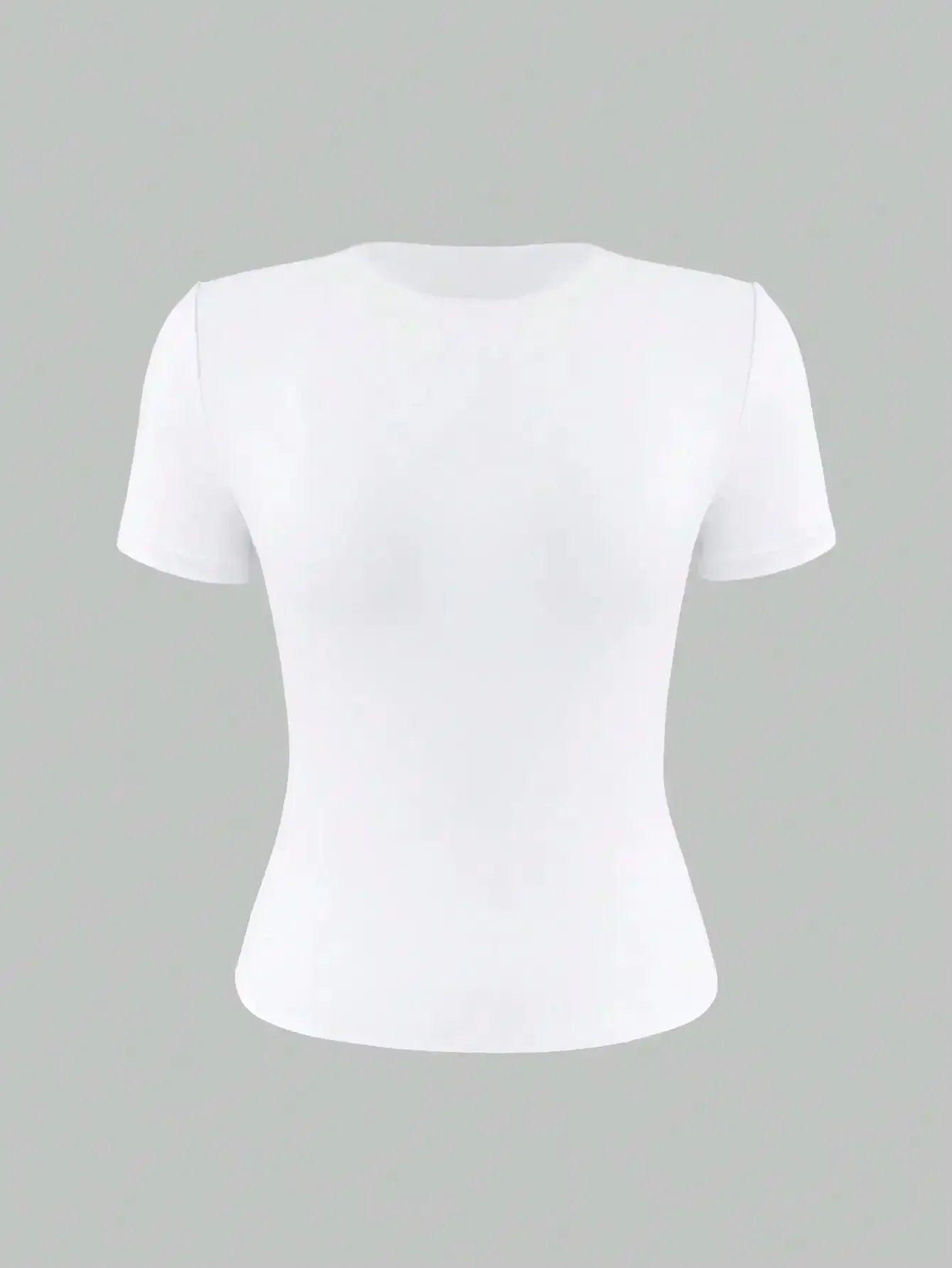 White women's fitted t-shirt with short sleeves and crew neck, ideal for casual fashion